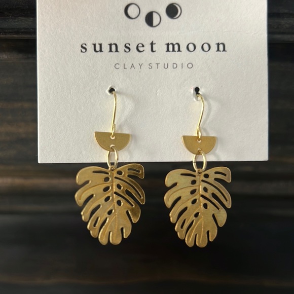 🌼HANDMADE🌼 Brass Monstera Leaf Earrings, Small - Picture 4 of 5